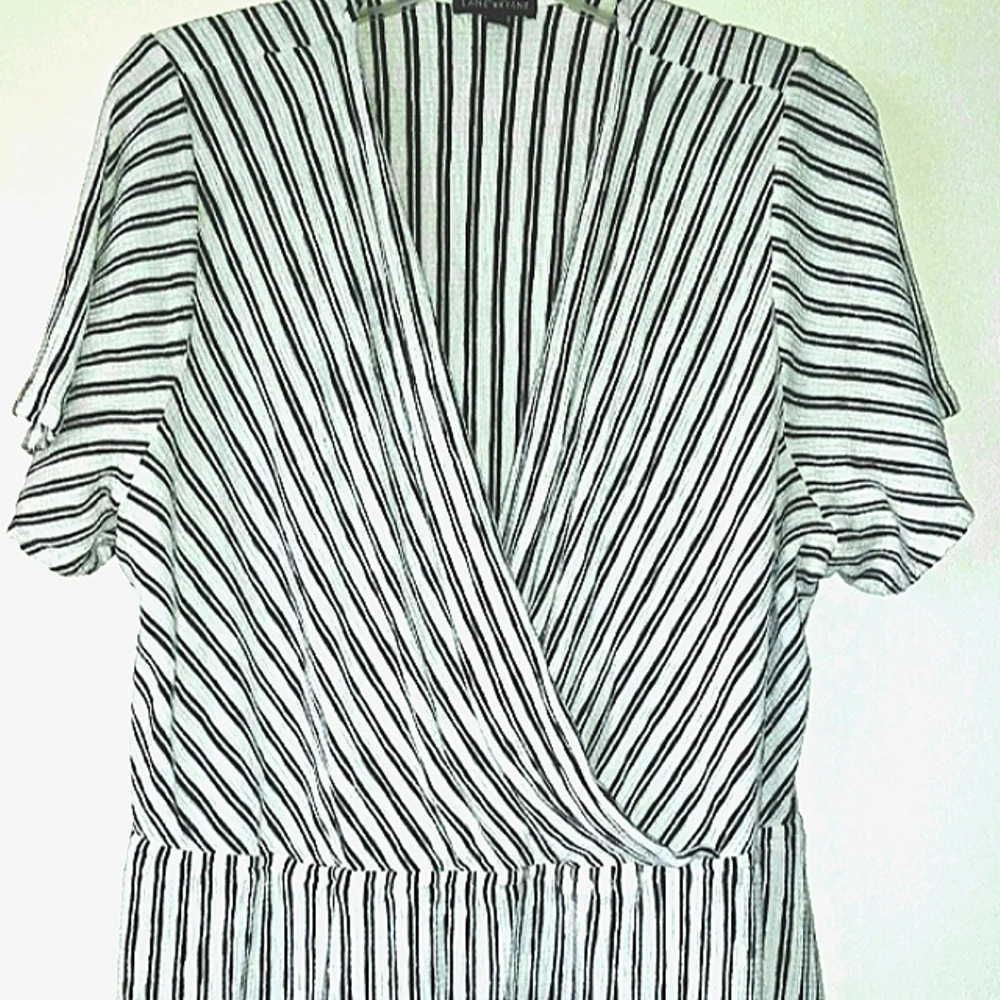 Lane Bryant 22-24 wrap v-neck short sleeve gathered waist striped top